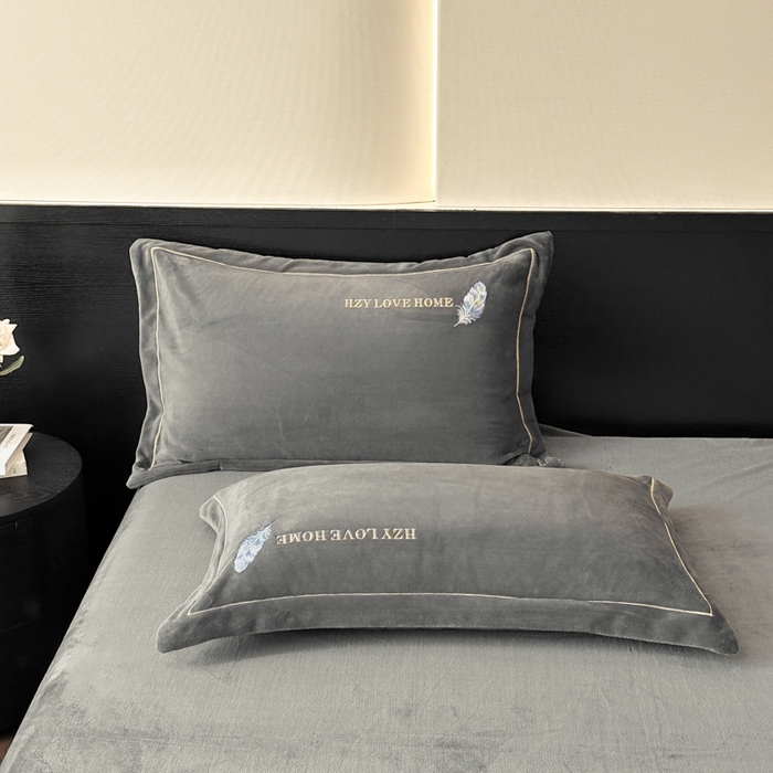 91家纺网 家纺一手货源 找家纺 鸿织源家纺 2025新款牛奶绒刺绣四件套-羽蝶 羽蝶-极致灰