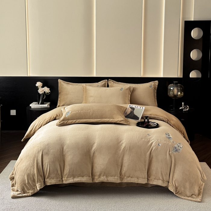 91家纺网 家纺一手货源 找家纺 鸿织源家纺 2025新款牛奶绒刺绣四件套-羽蝶 羽蝶-奶咖