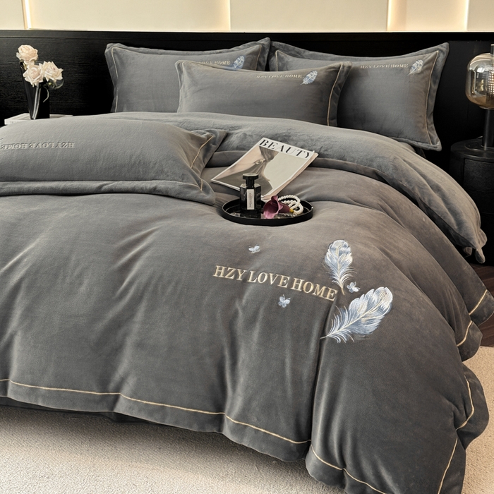 91家纺网 家纺一手货源 找家纺 鸿织源家纺 2025新款牛奶绒刺绣四件套-羽蝶 羽蝶-极致灰