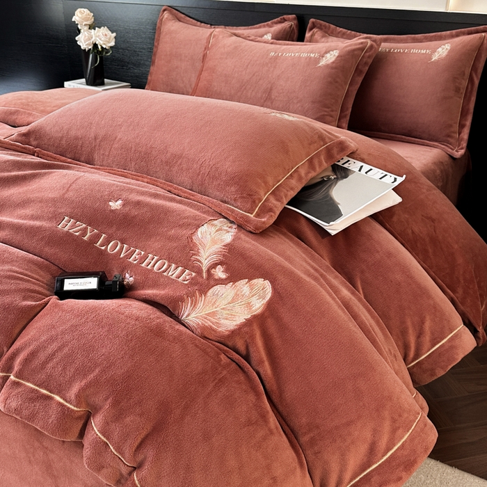 91家纺网 家纺一手货源 找家纺 鸿织源家纺 2025新款牛奶绒刺绣四件套-羽蝶 羽蝶-焦糖色