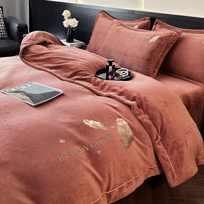 91家纺网 家纺一手货源 找家纺 鸿织源家纺 2025新款牛奶绒刺绣四件套-羽蝶 羽蝶-焦糖色