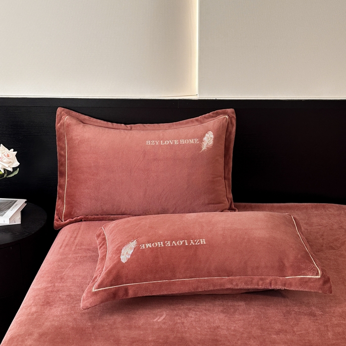 91家纺网 家纺一手货源 找家纺 鸿织源家纺 2025新款牛奶绒刺绣四件套-羽蝶 羽蝶-焦糖色