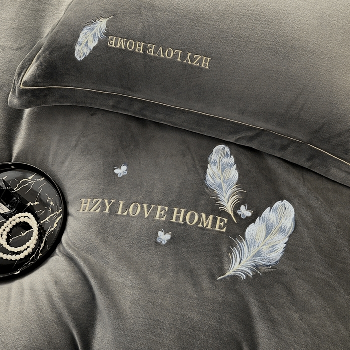 91家纺网 家纺一手货源 找家纺 鸿织源家纺 2025新款牛奶绒刺绣四件套-羽蝶 羽蝶-极致灰