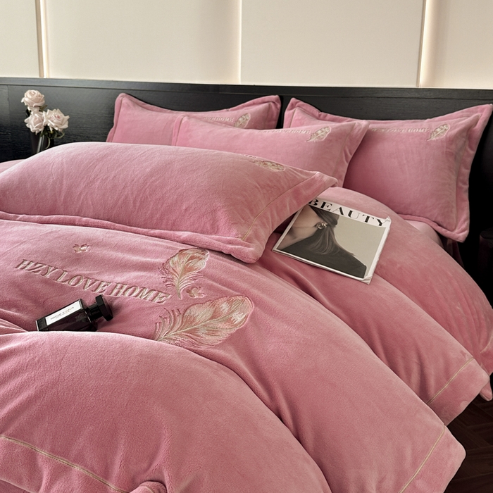 91家纺网 家纺一手货源 找家纺 鸿织源家纺 2025新款牛奶绒刺绣四件套-羽蝶 羽蝶-豆沙色