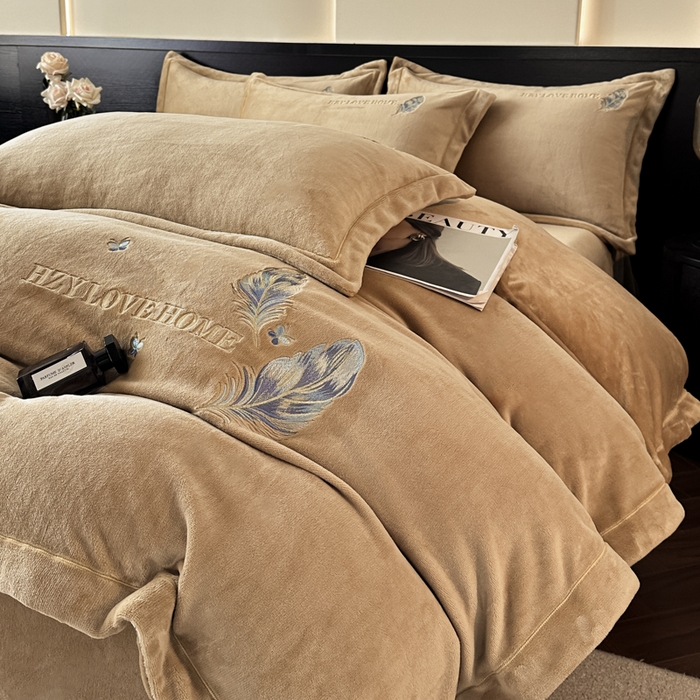 91家纺网 家纺一手货源 找家纺 鸿织源家纺 2025新款牛奶绒刺绣四件套-羽蝶 羽蝶-奶咖