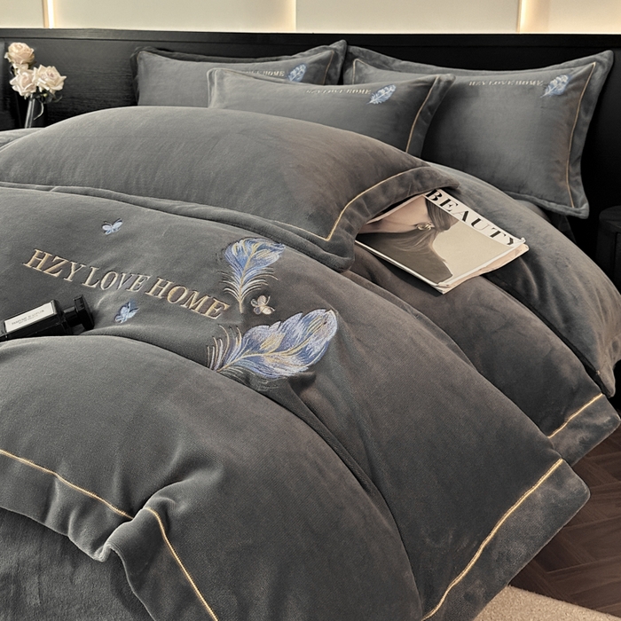 91家纺网 家纺一手货源 找家纺 鸿织源家纺 2025新款牛奶绒刺绣四件套-羽蝶 羽蝶-极致灰