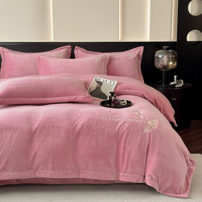 91家纺网 家纺一手货源 找家纺 鸿织源家纺 2025新款牛奶绒刺绣四件套-羽蝶 羽蝶-豆沙色