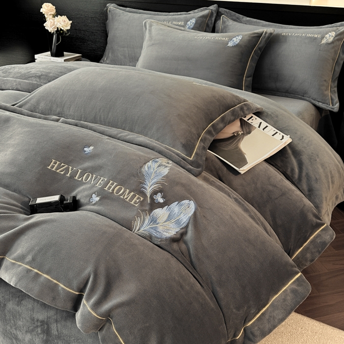 91家纺网 家纺一手货源 找家纺 鸿织源家纺 2025新款牛奶绒刺绣四件套-羽蝶 羽蝶-极致灰