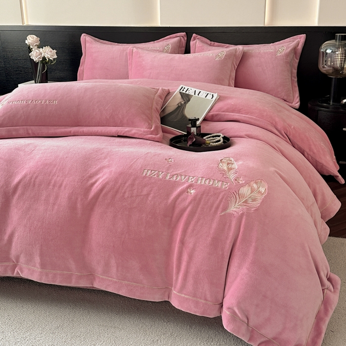 91家纺网 家纺一手货源 找家纺 鸿织源家纺 2025新款牛奶绒刺绣四件套-羽蝶 羽蝶-豆沙色