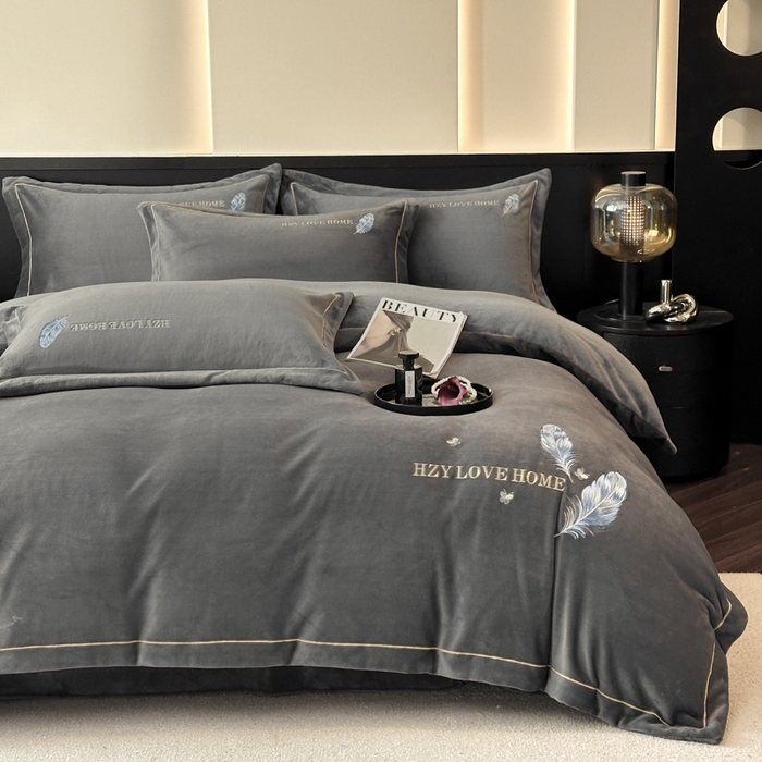 91家纺网 家纺一手货源 找家纺 鸿织源家纺 2025新款牛奶绒刺绣四件套-羽蝶 羽蝶-极致灰