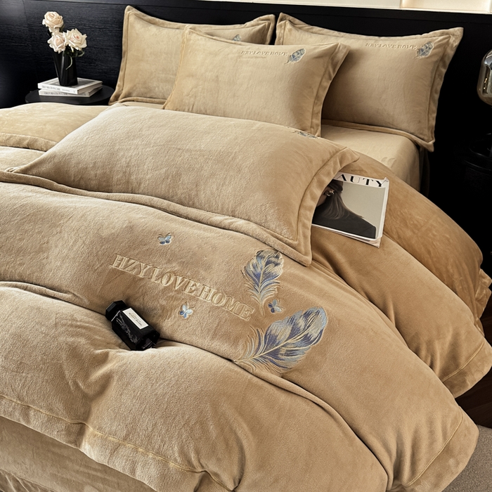 91家纺网 家纺一手货源 找家纺 鸿织源家纺 2025新款牛奶绒刺绣四件套-羽蝶 羽蝶-奶咖