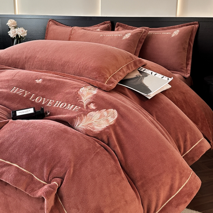 91家纺网 家纺一手货源 找家纺 鸿织源家纺 2025新款牛奶绒刺绣四件套-羽蝶 羽蝶-焦糖色