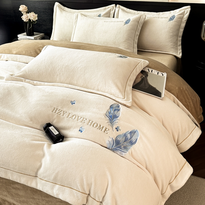 91家纺网 家纺一手货源 找家纺 鸿织源家纺 2025新款牛奶绒刺绣四件套-羽蝶 羽蝶-奶昔白+奶咖