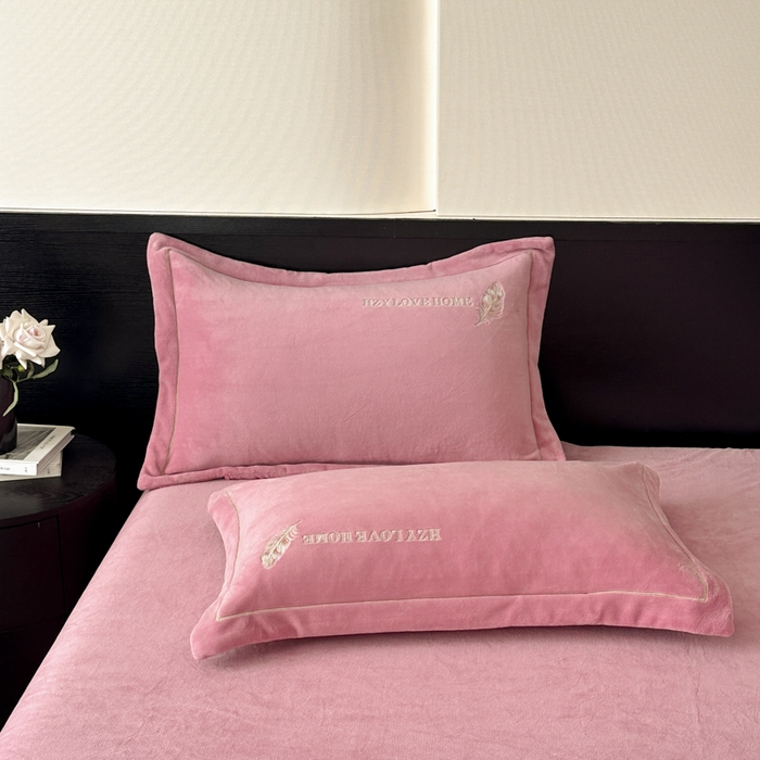 91家纺网 家纺一手货源 找家纺 鸿织源家纺 2025新款牛奶绒刺绣四件套-羽蝶 羽蝶-豆沙色