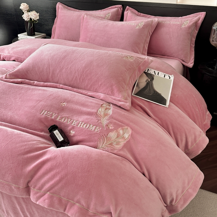 91家纺网 家纺一手货源 找家纺 鸿织源家纺 2025新款牛奶绒刺绣四件套-羽蝶 羽蝶-豆沙色