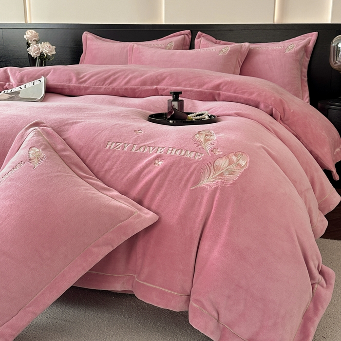 91家纺网 家纺一手货源 找家纺 鸿织源家纺 2025新款牛奶绒刺绣四件套-羽蝶 羽蝶-豆沙色