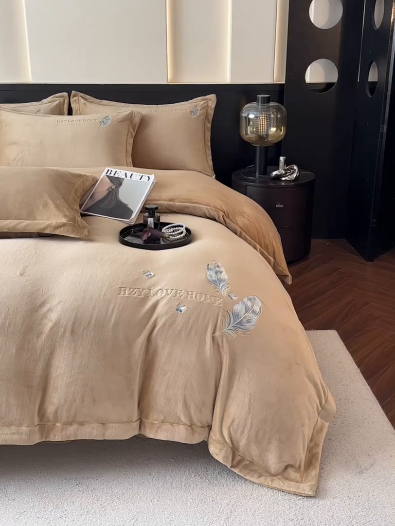 91家纺网 家纺一手货源 找家纺 鸿织源家纺 2025新款牛奶绒刺绣四件套-羽蝶 羽蝶-奶咖