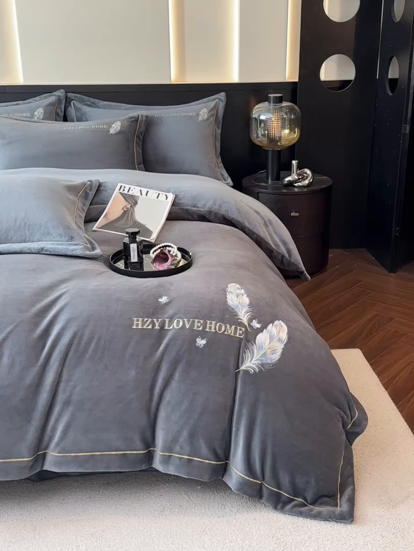 91家纺网 家纺一手货源 找家纺 鸿织源家纺 2025新款牛奶绒刺绣四件套-羽蝶 羽蝶-极致灰