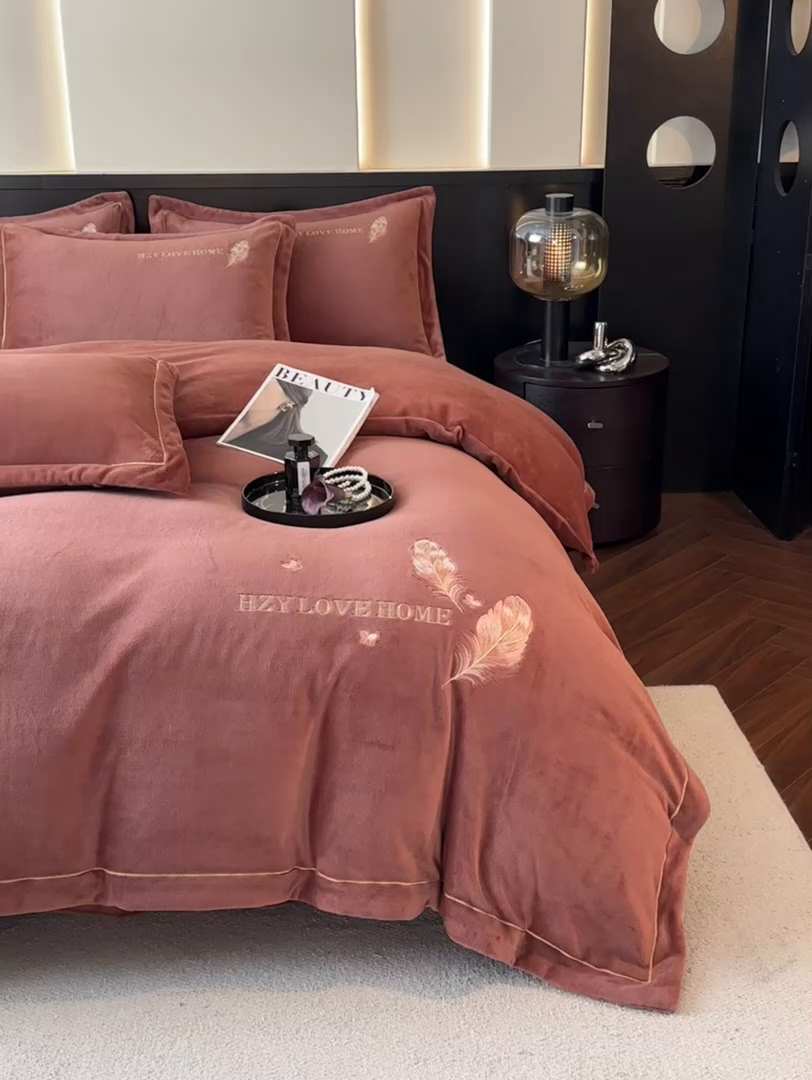 91家纺网 家纺一手货源 找家纺 鸿织源家纺 2025新款牛奶绒刺绣四件套-羽蝶 羽蝶-焦糖色