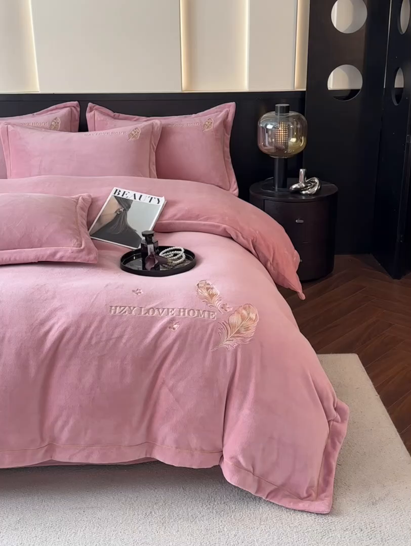 91家纺网 家纺一手货源 找家纺 鸿织源家纺 2025新款牛奶绒刺绣四件套-羽蝶 羽蝶-豆沙色