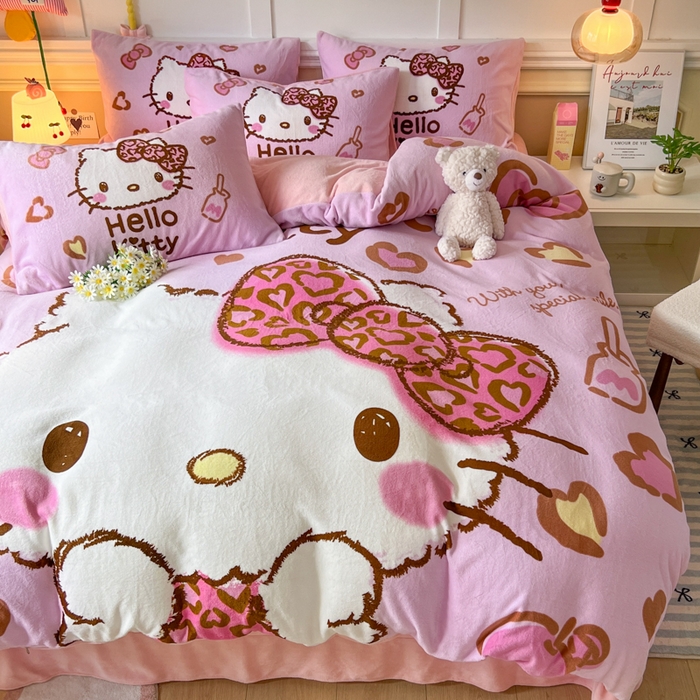 91家纺网 家纺一手货源 找家纺 妖妖家纺 2025新款高克重牛奶绒三丽鸥大版四件套 豹纹kitty