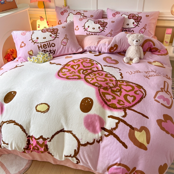 91家纺网 家纺一手货源 找家纺 妖妖家纺 2025新款高克重牛奶绒三丽鸥大版四件套 豹纹kitty