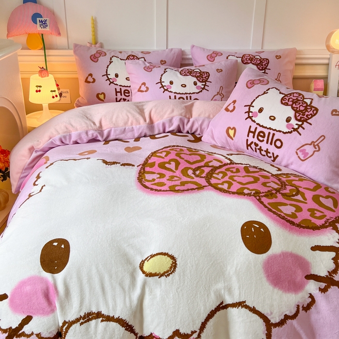 91家纺网 家纺一手货源 找家纺 妖妖家纺 2025新款高克重牛奶绒三丽鸥大版四件套 豹纹kitty