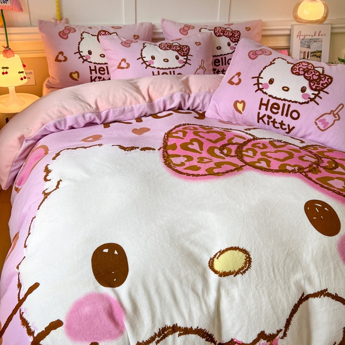 91家纺网 家纺一手货源 找家纺 妖妖家纺 2025新款高克重牛奶绒三丽鸥大版四件套 豹纹kitty