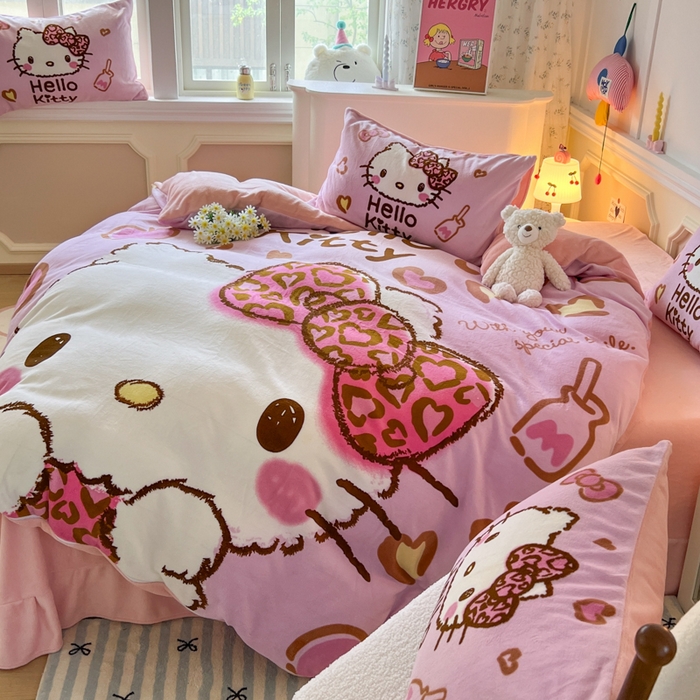 91家纺网 家纺一手货源 找家纺 妖妖家纺 2025新款高克重牛奶绒三丽鸥大版四件套 豹纹kitty