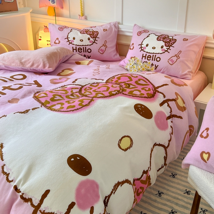 91家纺网 家纺一手货源 找家纺 妖妖家纺 2025新款高克重牛奶绒三丽鸥大版四件套 豹纹kitty