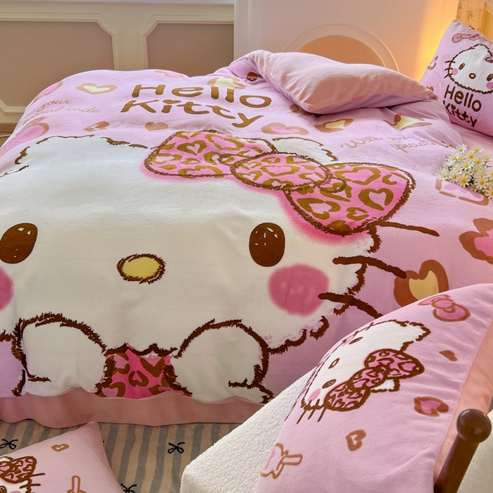 91家纺网 家纺一手货源 找家纺 妖妖家纺 2025新款高克重牛奶绒三丽鸥大版四件套 豹纹kitty