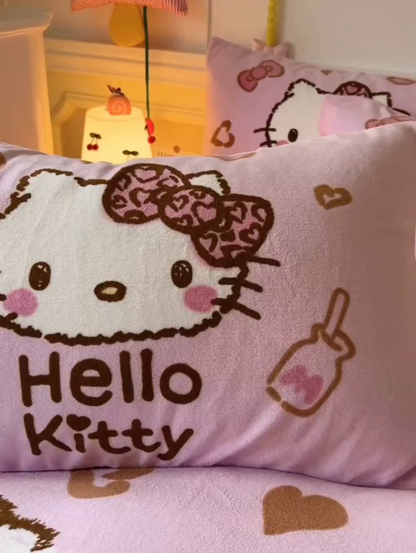 91家纺网 家纺一手货源 找家纺 妖妖家纺 2025新款高克重牛奶绒三丽鸥大版四件套 豹纹kitty