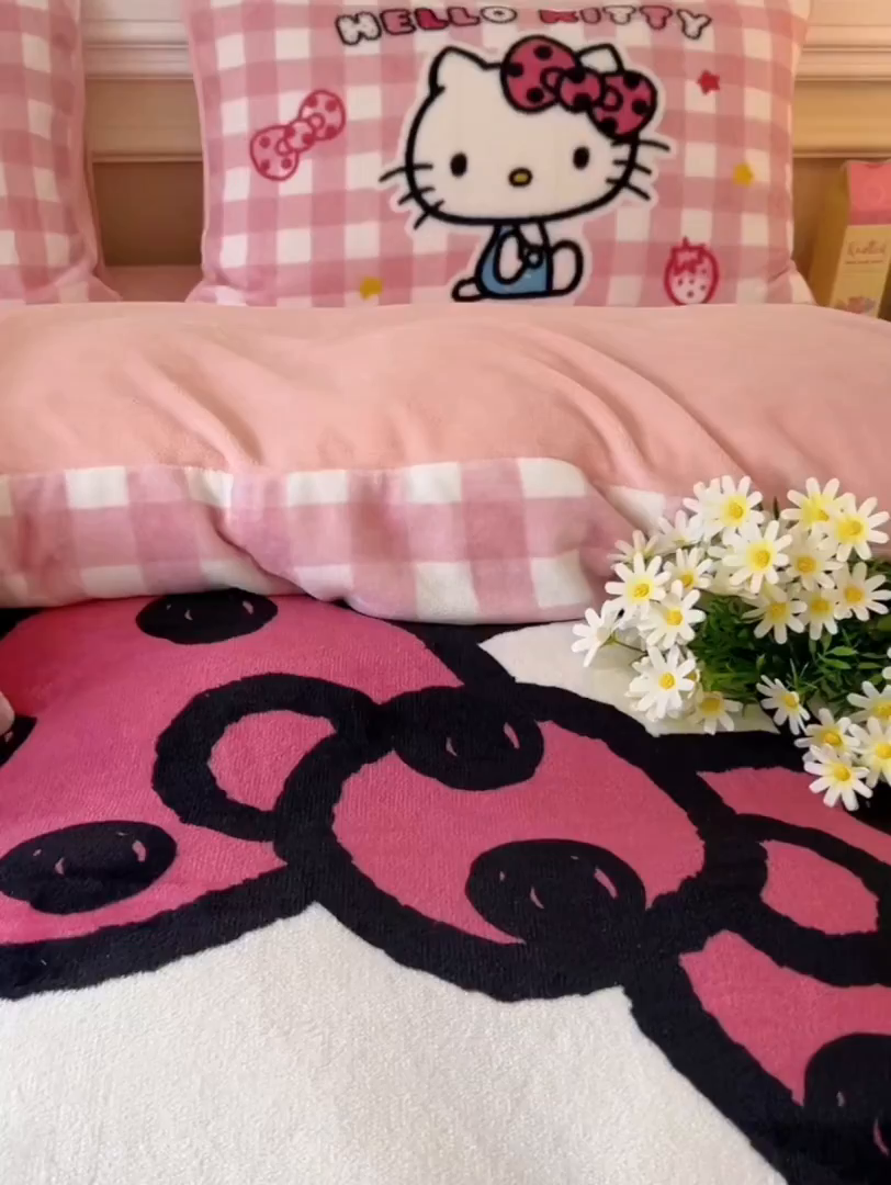 91家纺网 家纺一手货源 找家纺 妖妖家纺 2025新款高克重牛奶绒三丽鸥大版四件套 呆萌kitty