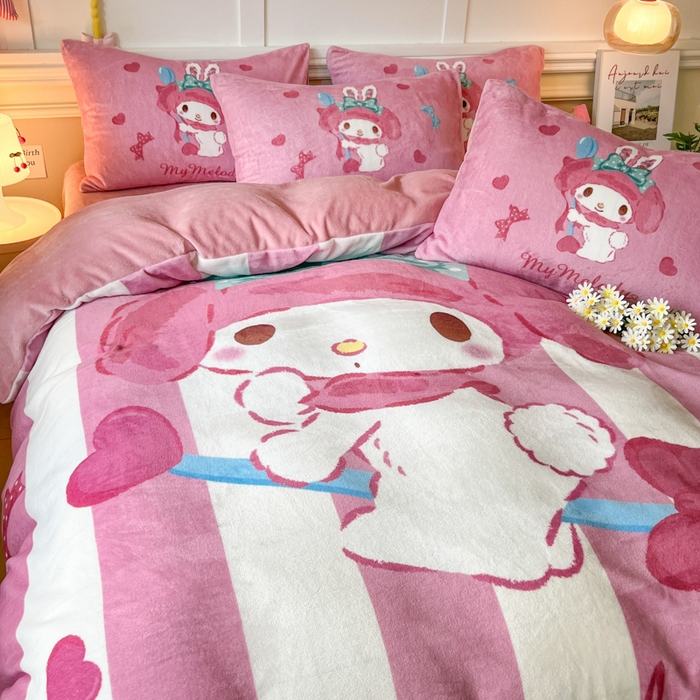 91家纺网 家纺一手货源 找家纺 妖妖家纺 2025新款高克重牛奶绒三丽鸥大版四件套 飞行美乐蒂