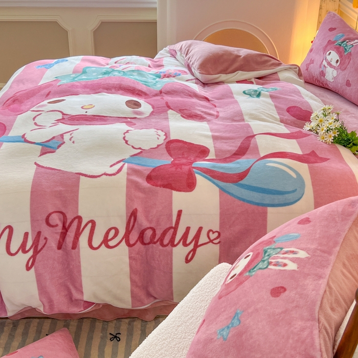 91家纺网 家纺一手货源 找家纺 妖妖家纺 2025新款高克重牛奶绒三丽鸥大版四件套 飞行美乐蒂