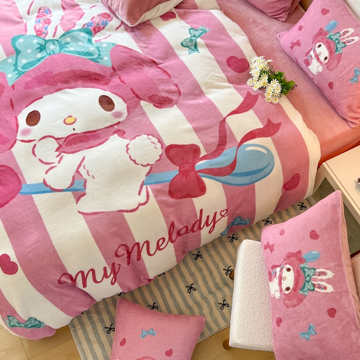 91家纺网 家纺一手货源 找家纺 妖妖家纺 2025新款高克重牛奶绒三丽鸥大版四件套 飞行美乐蒂