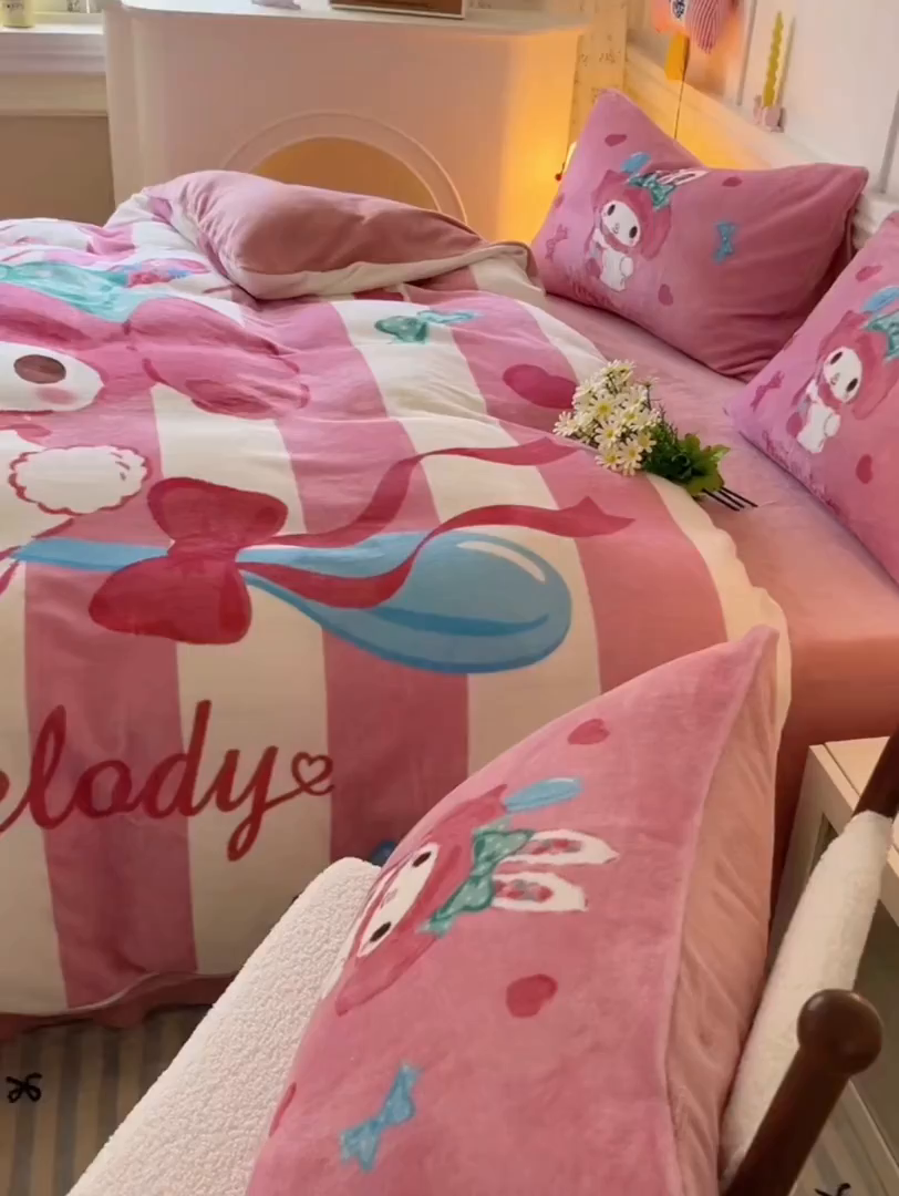 91家纺网 家纺一手货源 找家纺 妖妖家纺 2025新款高克重牛奶绒三丽鸥大版四件套 飞行美乐蒂