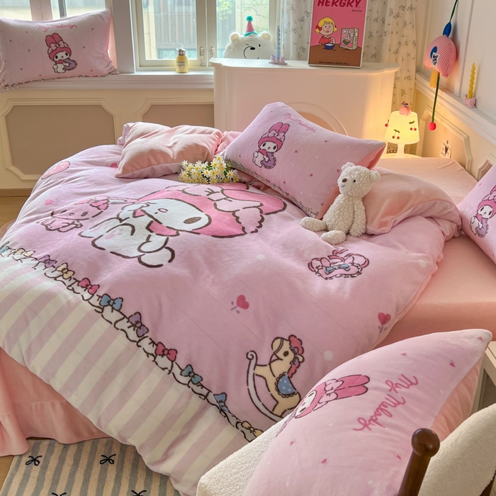 91家纺网 家纺一手货源 找家纺 妖妖家纺 2025新款高克重牛奶绒三丽鸥大版四件套 兔兔与美乐蒂