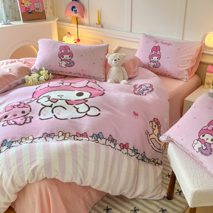 91家纺网 家纺一手货源 找家纺 妖妖家纺 2025新款高克重牛奶绒三丽鸥大版四件套 兔兔与美乐蒂