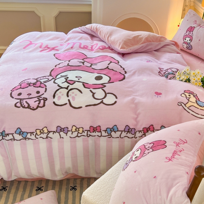 91家纺网 家纺一手货源 找家纺 妖妖家纺 2025新款高克重牛奶绒三丽鸥大版四件套 兔兔与美乐蒂