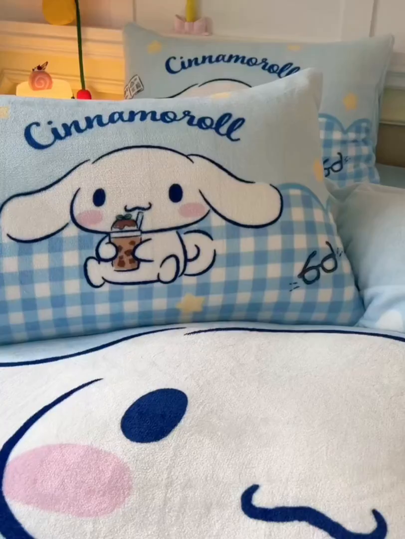 91家纺网 家纺一手货源 找家纺 妖妖家纺 2025新款高克重牛奶绒三丽鸥大版四件套 玉桂狗郊游