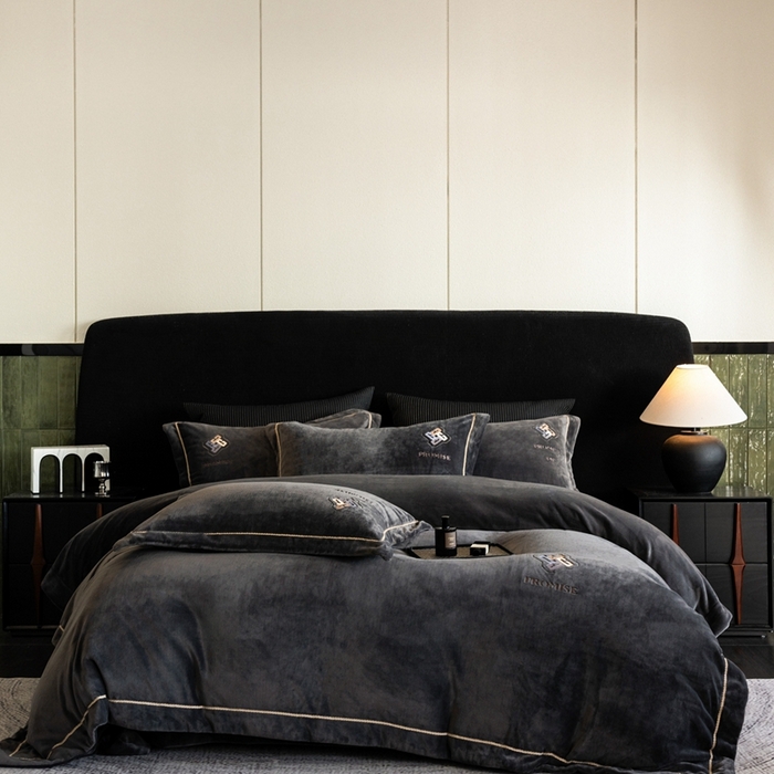 91家纺网 家纺一手货源 找家纺 （总）2025新款300g宽边绣花牛奶绒-悦