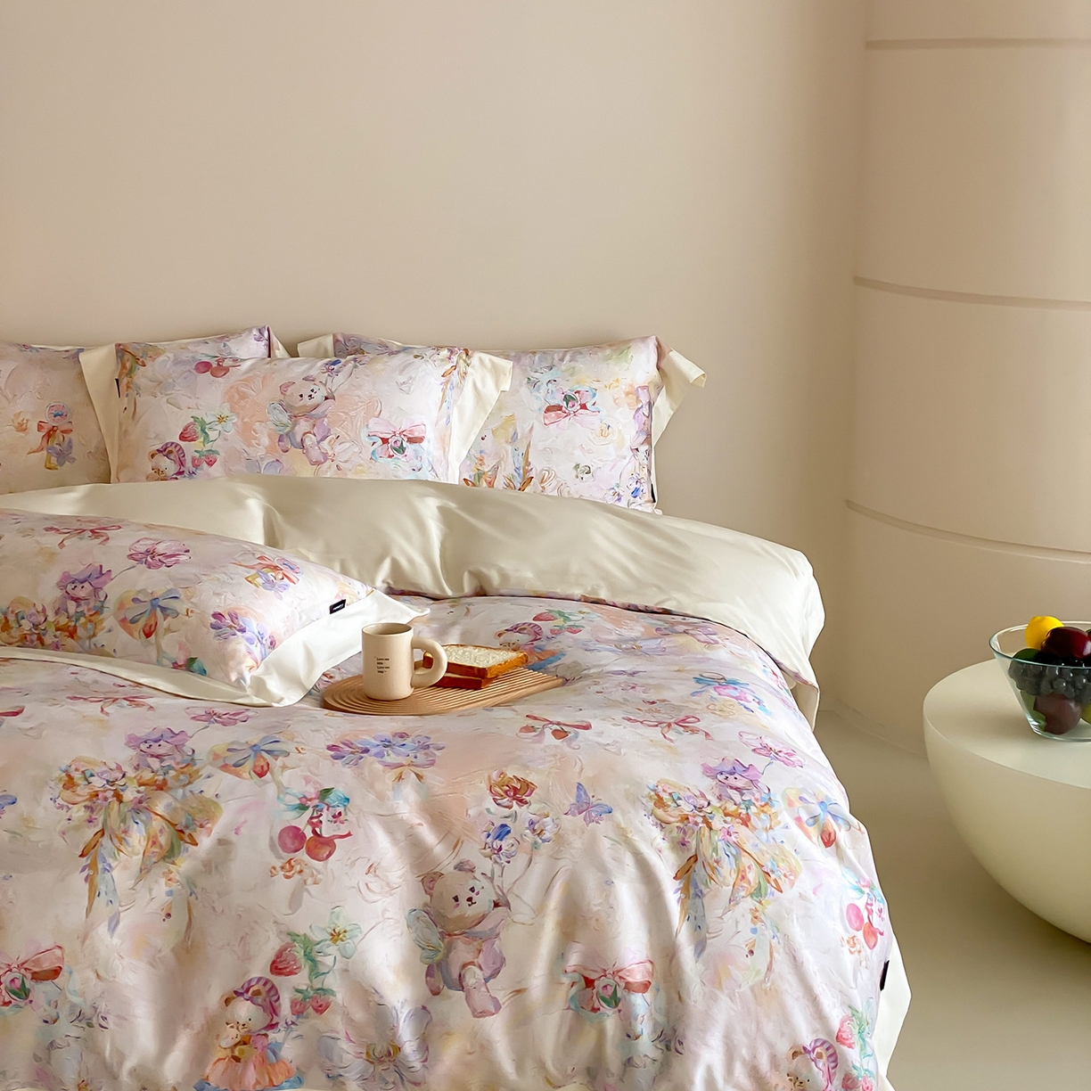 91家纺网 家纺一手货源 找家纺 卡巴伦家纺 2025新款超细旦天丝棉数码印花四件套-卡通（控价328） 熊熊草莓酱（乳白）