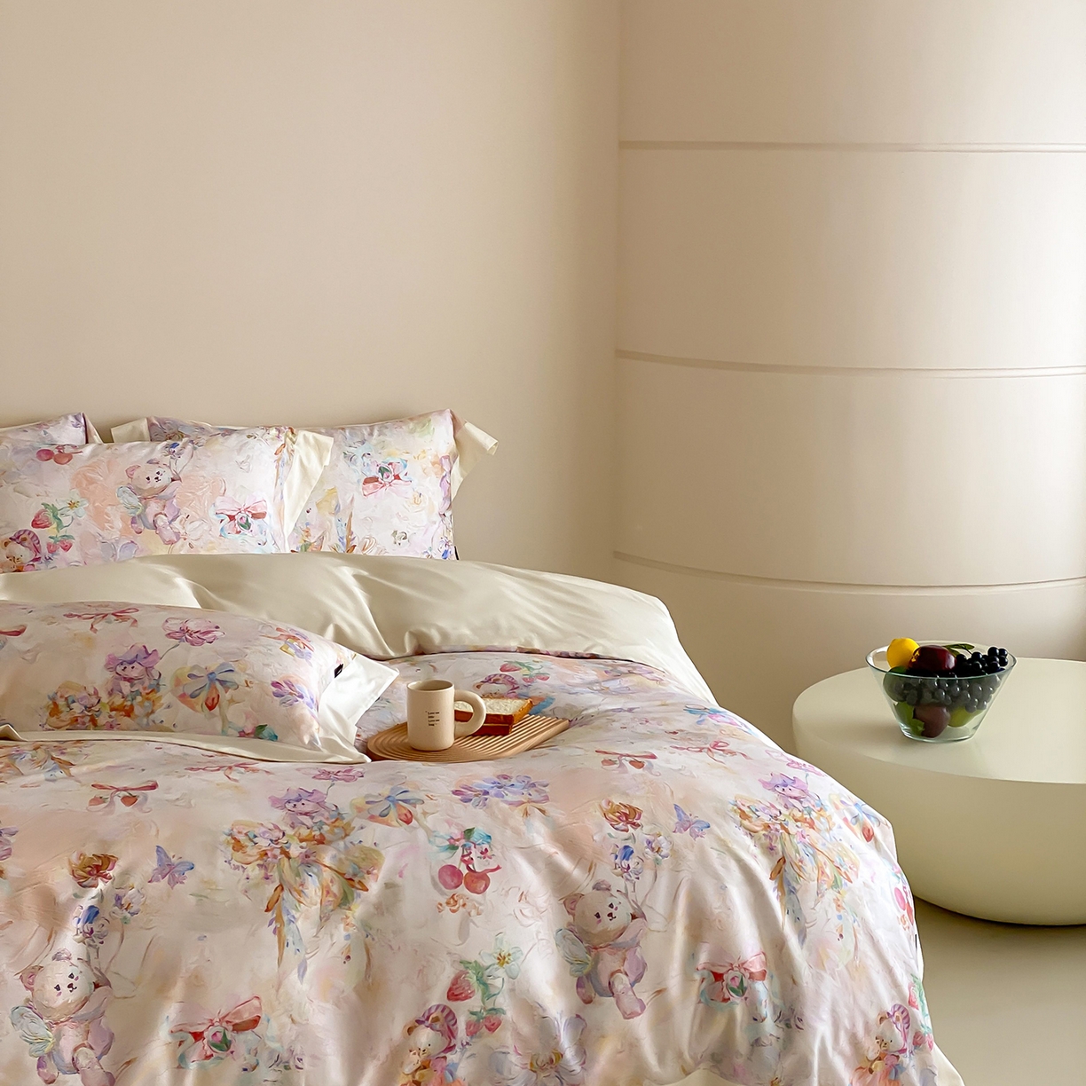 91家纺网 家纺一手货源 找家纺 卡巴伦家纺 2025新款超细旦天丝棉数码印花四件套-卡通（控价328） 熊熊草莓酱（乳白）