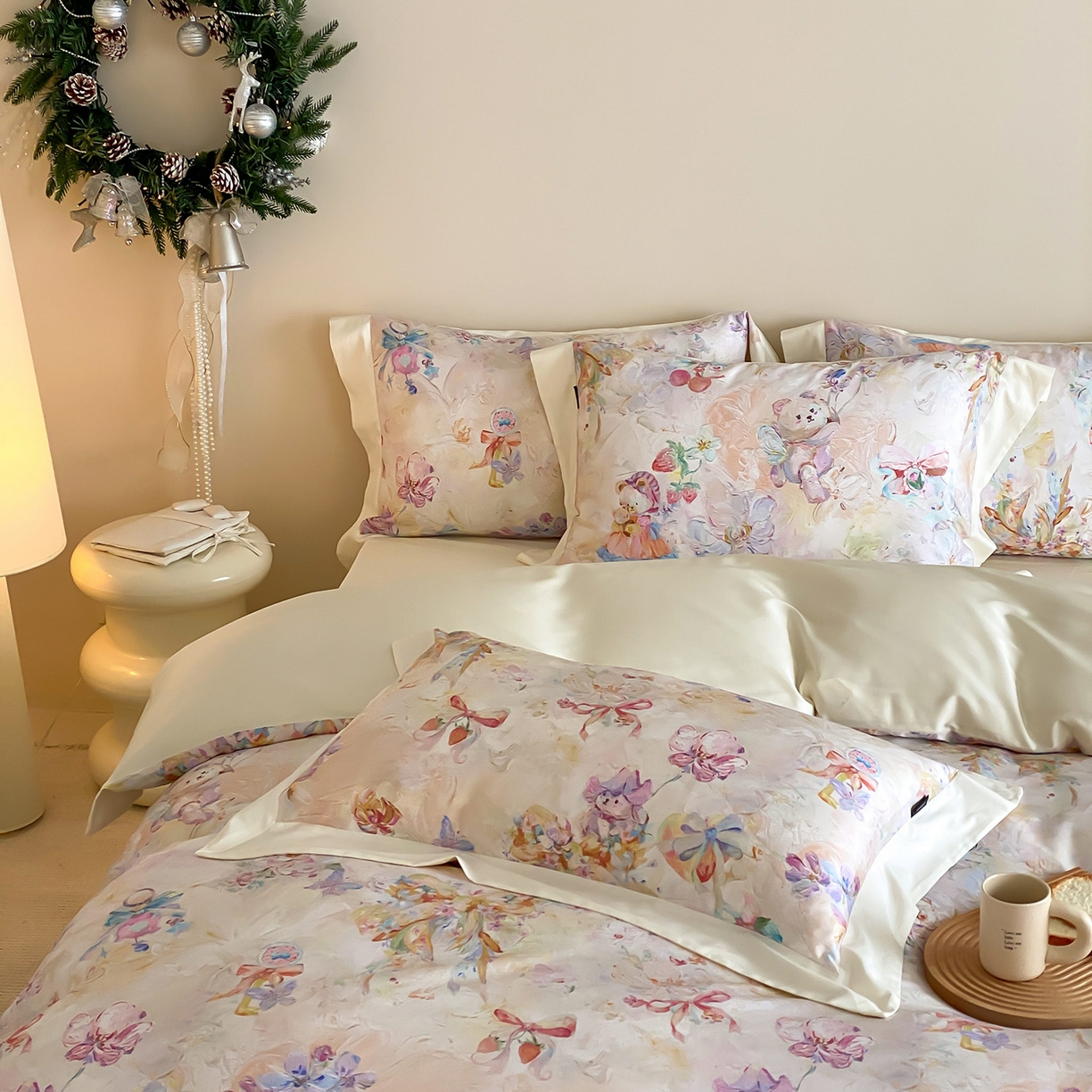 91家纺网 家纺一手货源 找家纺 卡巴伦家纺 2025新款超细旦天丝棉数码印花四件套-卡通（控价328） 熊熊草莓酱（乳白）