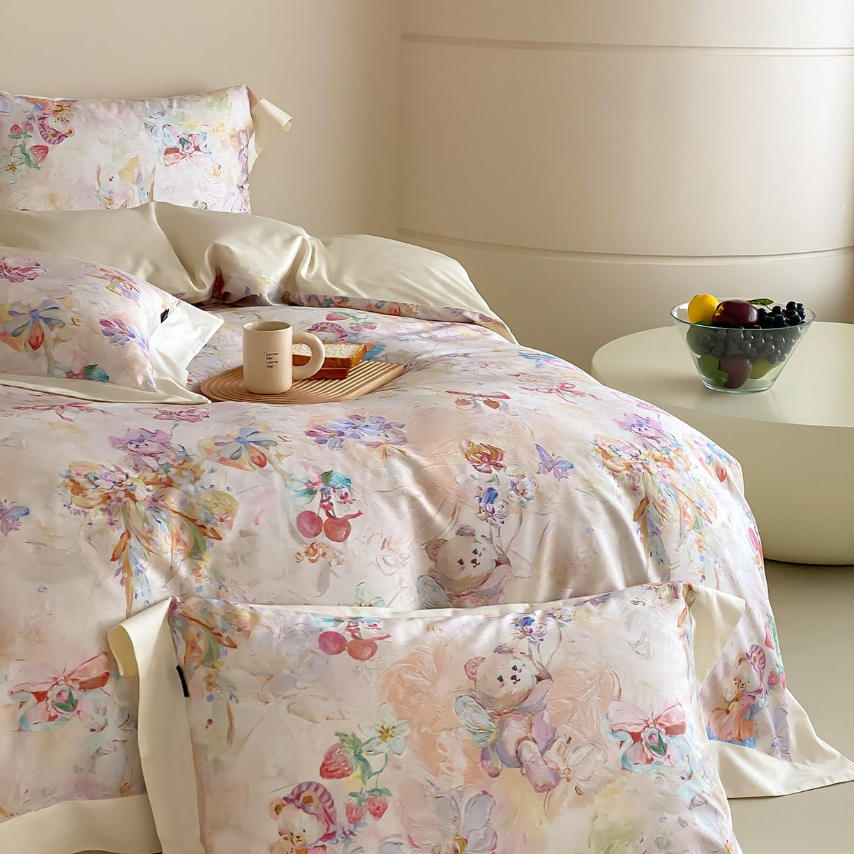 91家纺网 家纺一手货源 找家纺 卡巴伦家纺 2025新款超细旦天丝棉数码印花四件套-卡通（控价328） 熊熊草莓酱（乳白）