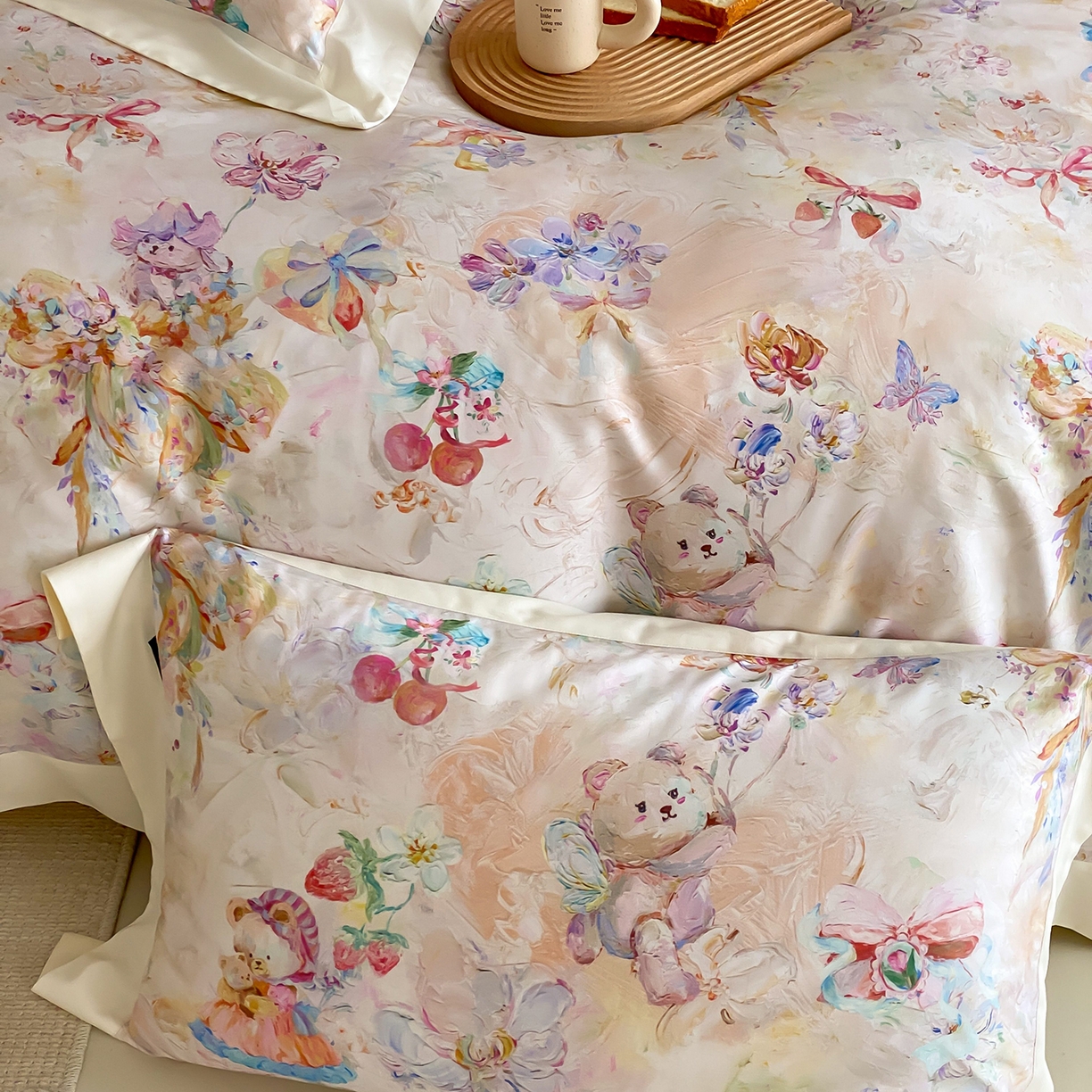 91家纺网 家纺一手货源 找家纺 卡巴伦家纺 2025新款超细旦天丝棉数码印花四件套-卡通（控价328） 熊熊草莓酱（乳白）