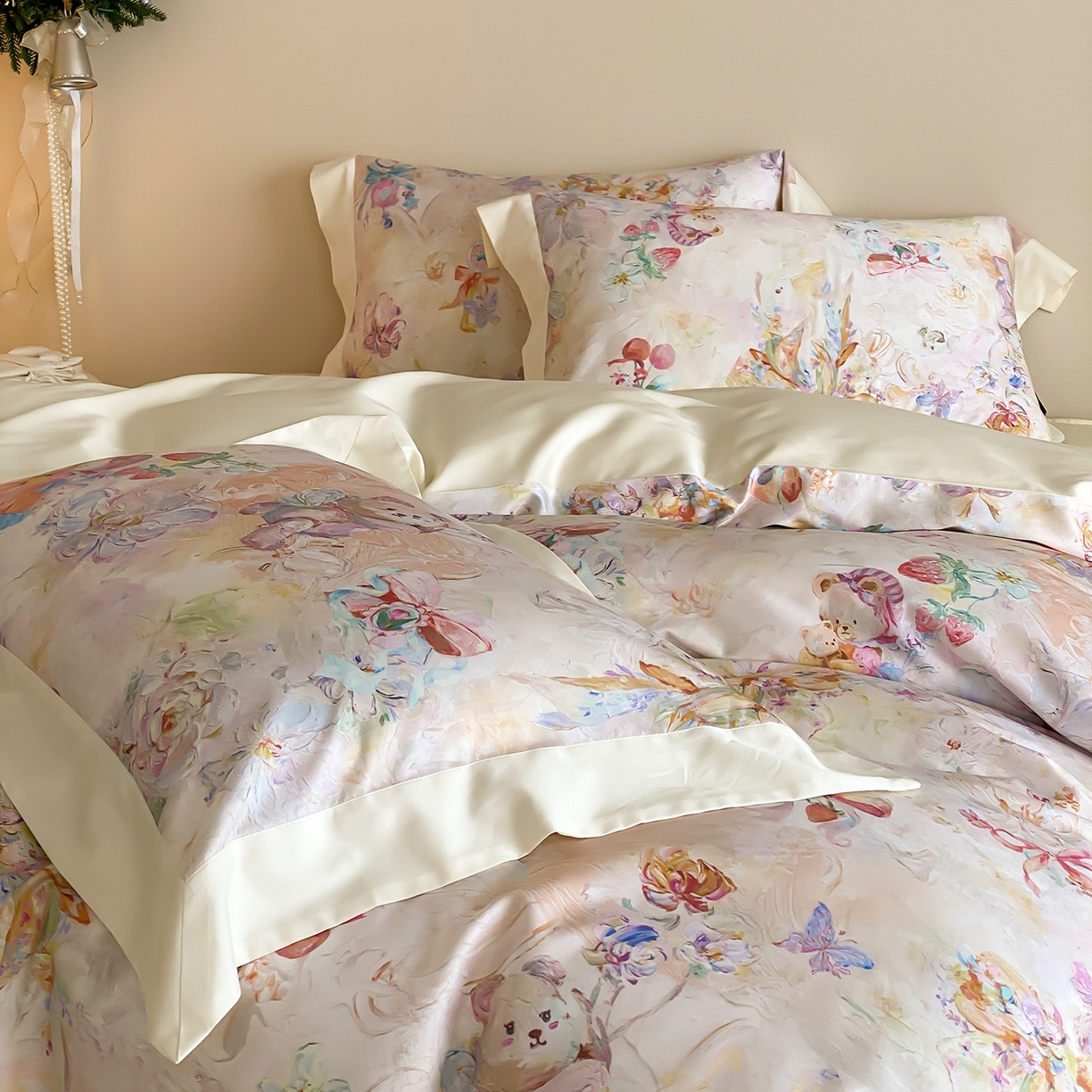 91家纺网 家纺一手货源 找家纺 卡巴伦家纺 2025新款超细旦天丝棉数码印花四件套-卡通（控价328） 熊熊草莓酱（乳白）