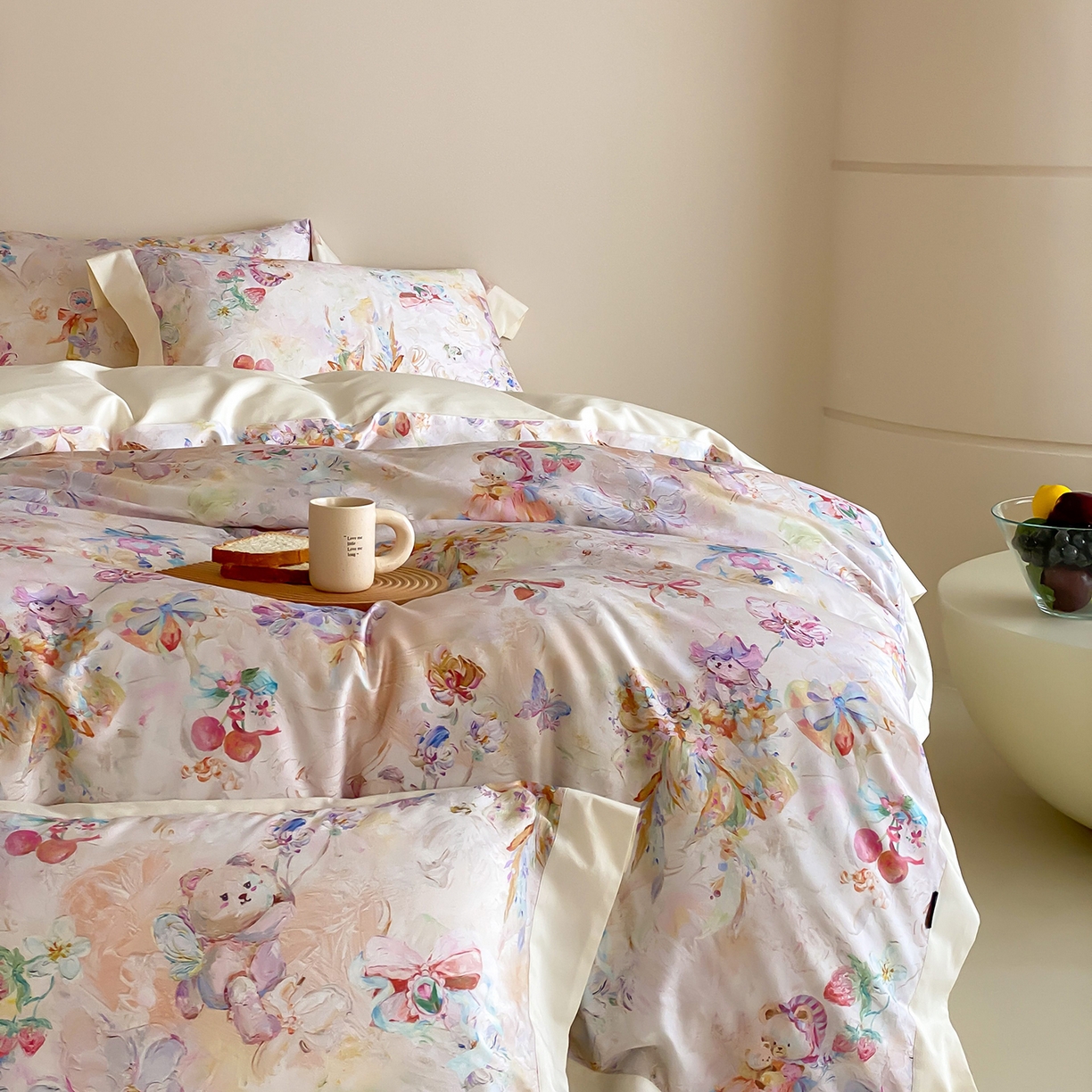 91家纺网 家纺一手货源 找家纺 卡巴伦家纺 2025新款超细旦天丝棉数码印花四件套-卡通（控价328） 熊熊草莓酱（乳白）