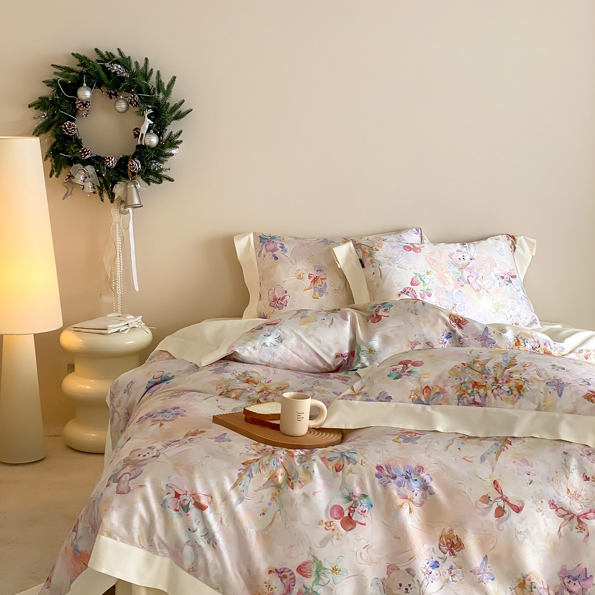 91家纺网 家纺一手货源 找家纺 卡巴伦家纺 2025新款超细旦天丝棉数码印花四件套-卡通（控价328） 熊熊草莓酱（乳白）